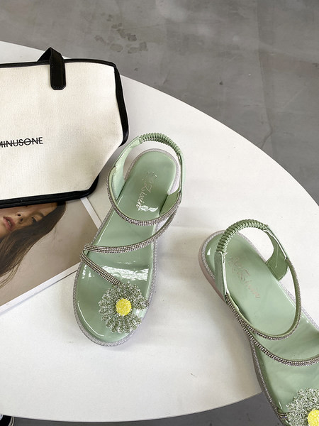 Ležerne ženske sandale s ravnim potplatom i cvjetnim ukrasom