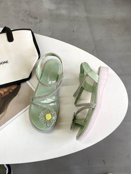 Ležerne ženske sandale s ravnim potplatom i cvjetnim ukrasom