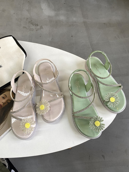 Ležerne ženske sandale s ravnim potplatom i cvjetnim ukrasom