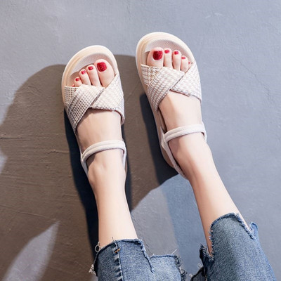 Sieviešu sandales ar biezām zolēm piemērotas ikdienas lietošanai