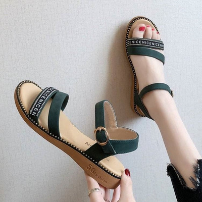 Γυναικεία σανδάλια με μεταλλική αγκράφα και επιγραφή