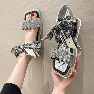 Σύγχρονα γυναικεία σανδάλια με διακοσμητικές πέτρες και υφάσματα