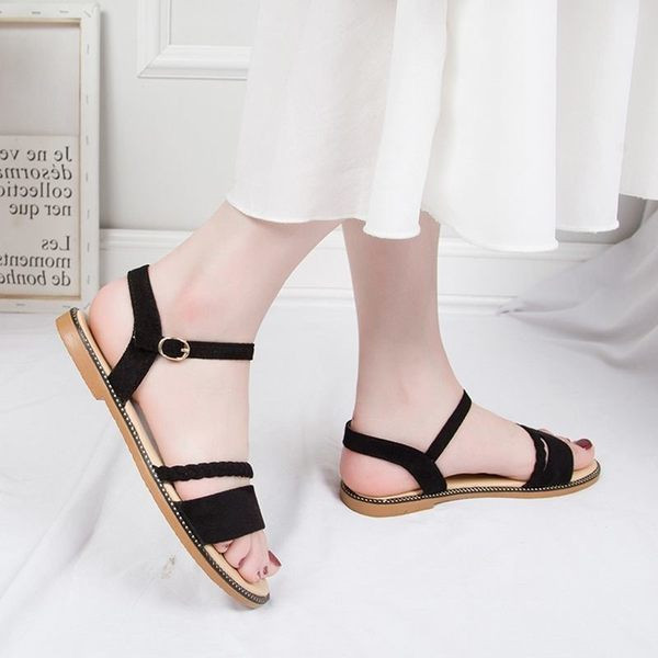 Ženske zaobljene sandale od eko brušene kože s metalnom kopčom