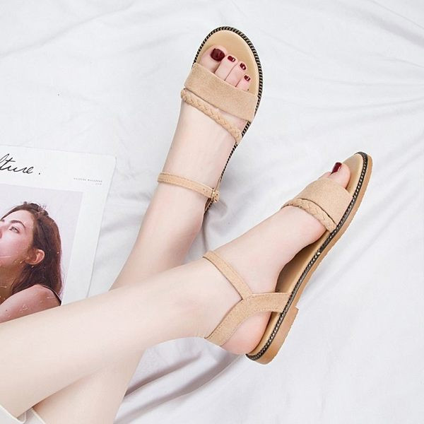 Ženske zaobljene sandale od eko brušene kože s metalnom kopčom