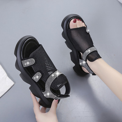 Γυναικεία σανδάλια σε λευκό και μαύρο χρώμα