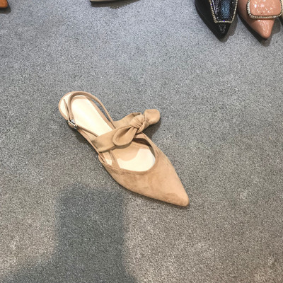 Μοντέρνα γυναικεία σανδάλια από οικολογικό σουέτ με αγκράφα