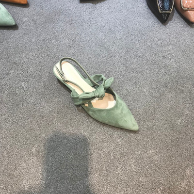 Μοντέρνα γυναικεία σανδάλια από οικολογικό σουέτ με αγκράφα