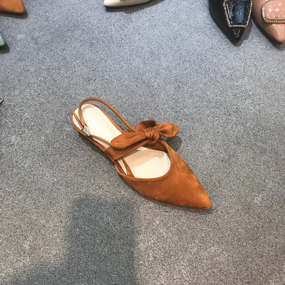 Μοντέρνα γυναικεία σανδάλια από οικολογικό σουέτ με αγκράφα