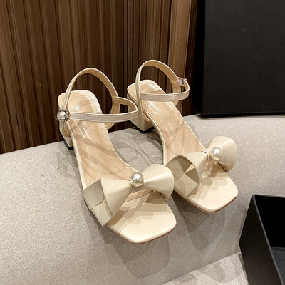 Γυναικεία σανδάλια με χοντρό τακούνι και πέρλες διακόσμηση