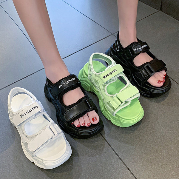 Moderne ženske sandale sa natpisom i naljepnicama u tri boje