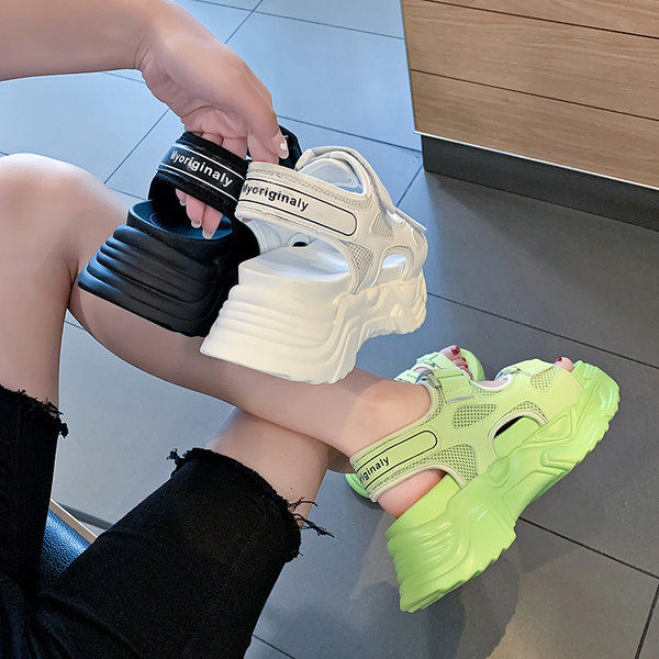 Moderne ženske sandale sa natpisom i naljepnicama u tri boje