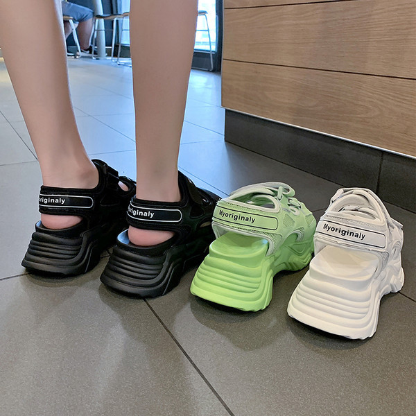 Moderne ženske sandale sa natpisom i naljepnicama u tri boje