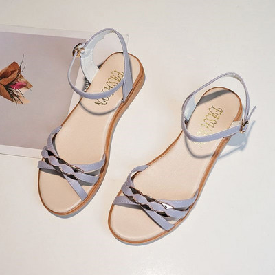 Ženske sandale s ravnim potplatom i metalnim elementom