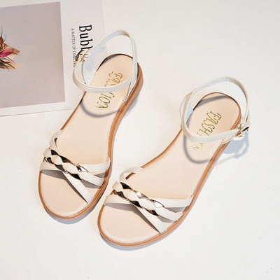 Ženske sandale s ravnim potplatom i metalnim elementom