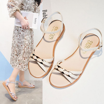 Ženske sandale s ravnim potplatom i metalnim elementom