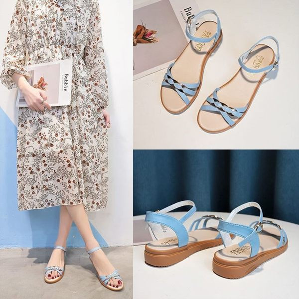 Ženske sandale s ravnim potplatom i metalnim elementom