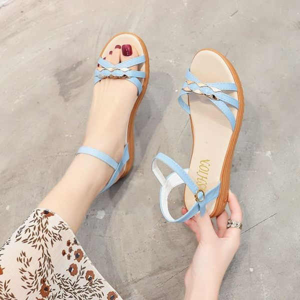 Ženske sandale s ravnim potplatom i metalnim elementom