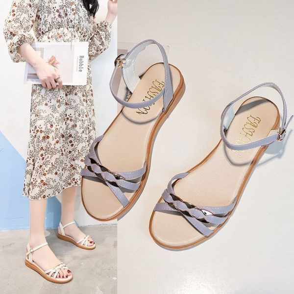 Ženske sandale s ravnim potplatom i metalnim elementom