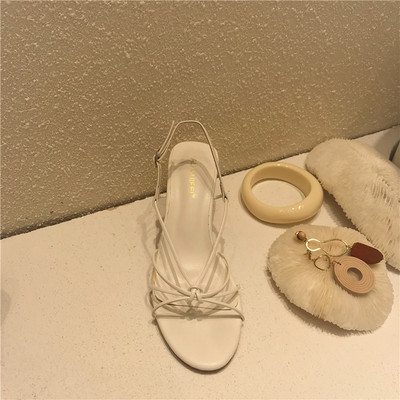 Μοντέρνα γυναικεία σανδάλια με λουράκια και τακούνι ύψους 7 cm