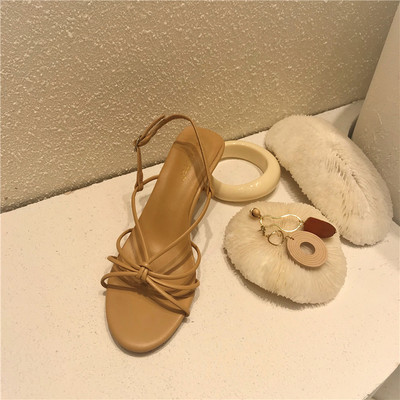 Μοντέρνα γυναικεία σανδάλια με λουράκια και τακούνι ύψους 7 cm