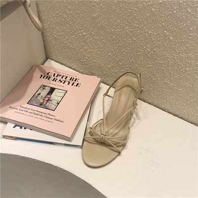 Μοντέρνα γυναικεία σανδάλια με λουράκια και τακούνι ύψους 7 cm