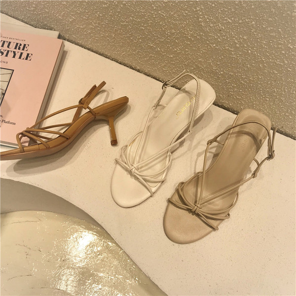 Μοντέρνα γυναικεία σανδάλια με λουράκια  και τακούνι ύψους 7 cm
