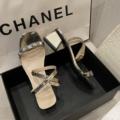 Ženske sandale s kamenčićima i petom debljine 5 cm