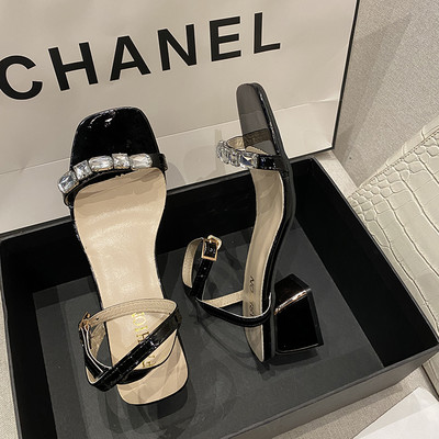 Ženske sandale s kamenčićima i petom debljine 5 cm