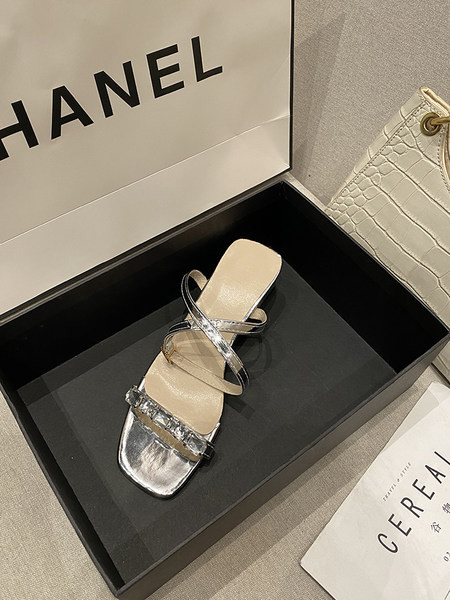 Ženske sandale s kamenčićima i petom debljine 5 cm