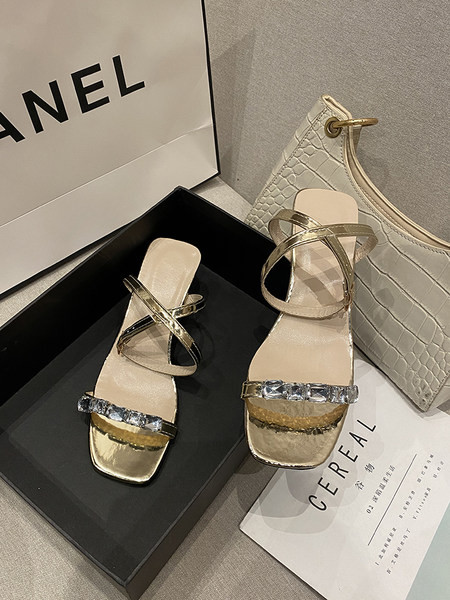 Ženske sandale s kamenčićima i petom debljine 5 cm