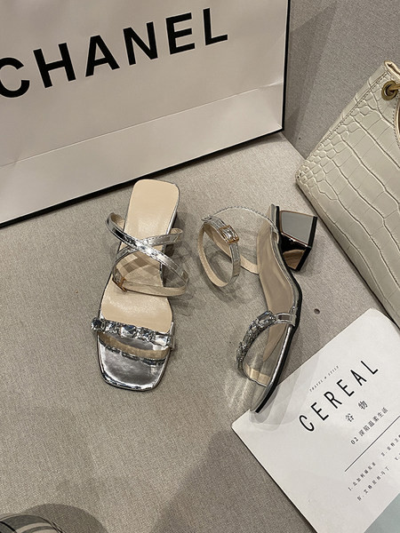 Ženske sandale s kamenčićima i petom debljine 5 cm