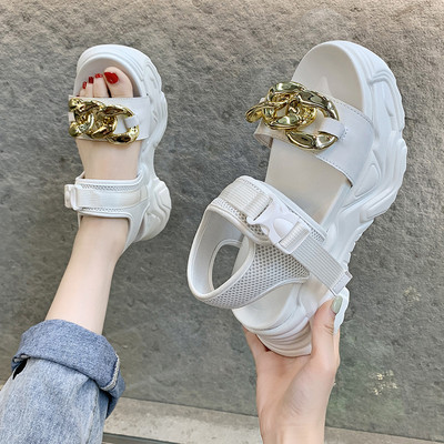 Novi model ženskih sandala sa visokim đonom i metalnim ukrasom