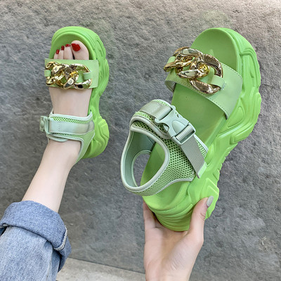 Novi model ženskih sandala sa visokim đonom i metalnim ukrasom