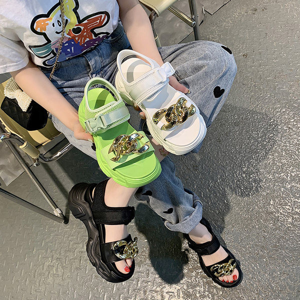 Novi model ženskih sandala sa visokim đonom i metalnim ukrasom