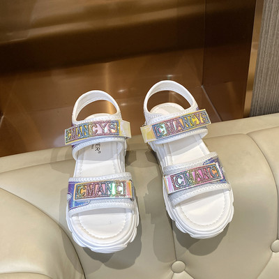 Γυναικεία casual σανδάλια με στερέωση βελκρό και γυαλιστερό αποτέλεσμα