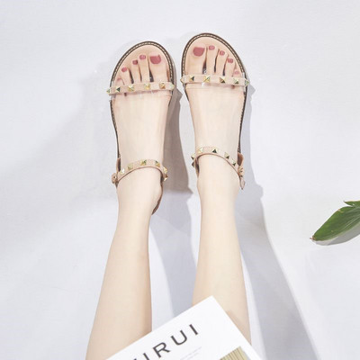 Γυναικεία σανδάλια με διαφανές μέρος και μεταλλικά τρουξ