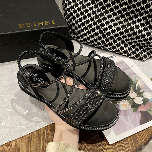 Moteriškos laisvalaikio basutės su akmenų apdaila ir plokščiu padu