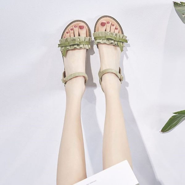 Novi model sandala sa metalnom kopčom i trakom