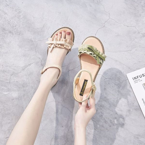 Novi model sandala sa metalnom kopčom i trakom