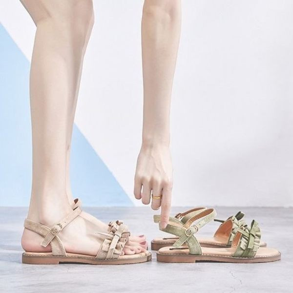 Novi model sandala sa metalnom kopčom i trakom