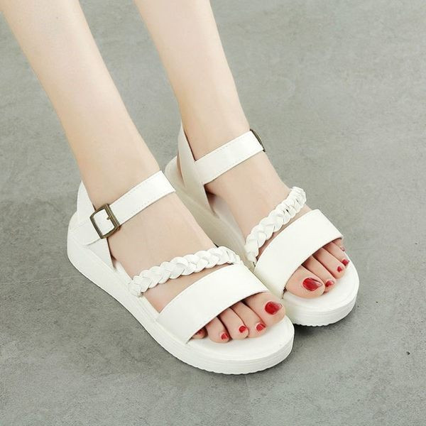 Γυναικεία σανδάλια από οικολογικό δέρμα με μεταλλική αγκράφα