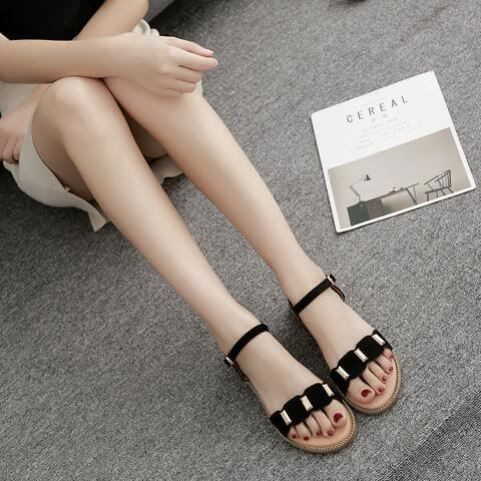 Ležerne sandale s kopčom i metalnim elementom za žene