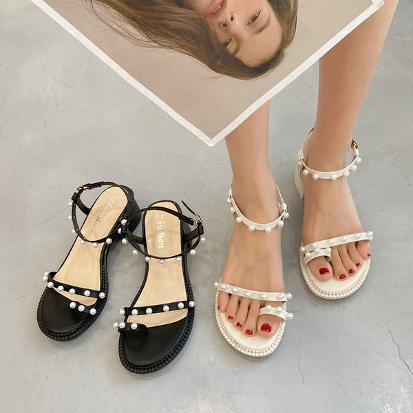 Γυναικεία έκο δερμάτινα σανδάλια με πέρλες σε μαύρο και άσπρο χρώμα