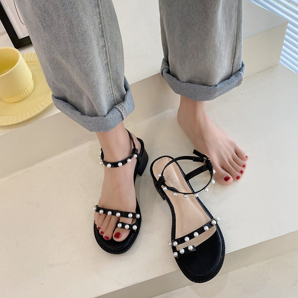 Γυναικεία έκο δερμάτινα σανδάλια με πέρλες σε μαύρο και άσπρο χρώμα
