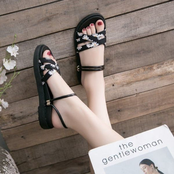 Sieviešu sandales no eko ādas ar ziedu aplikāciju