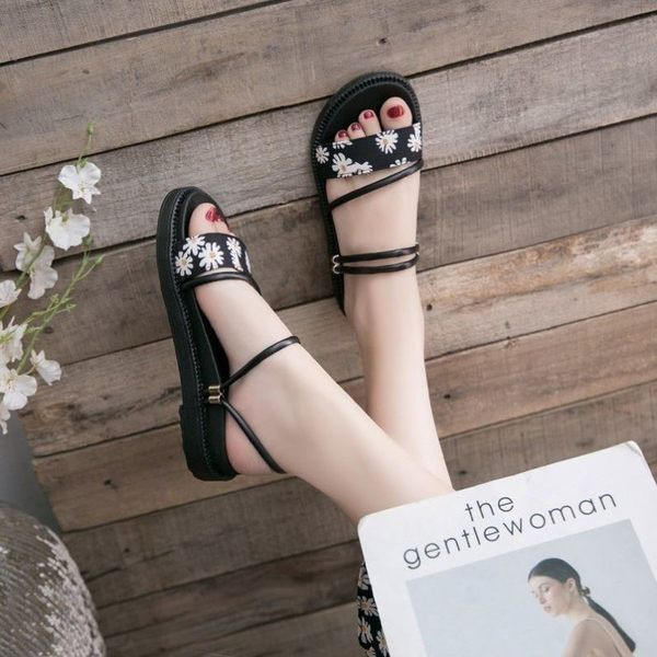 Sieviešu sandales no eko ādas ar ziedu aplikāciju