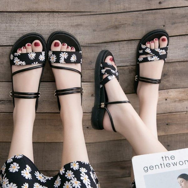 Sieviešu sandales no eko ādas ar ziedu aplikāciju