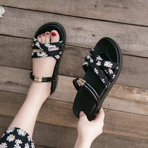 Sieviešu sandales no eko ādas ar ziedu aplikāciju