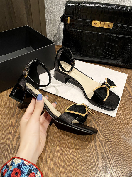 Ženske sandale s trakom i debelom niskom petom