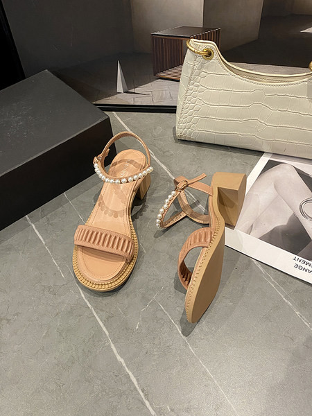 Γυναικεία έκο δερμάτινα σανδάλια με χοντρό τακούνι και πέρλες διακόσμηση